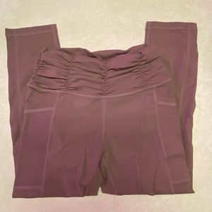 Mauve leggings. Capri length.